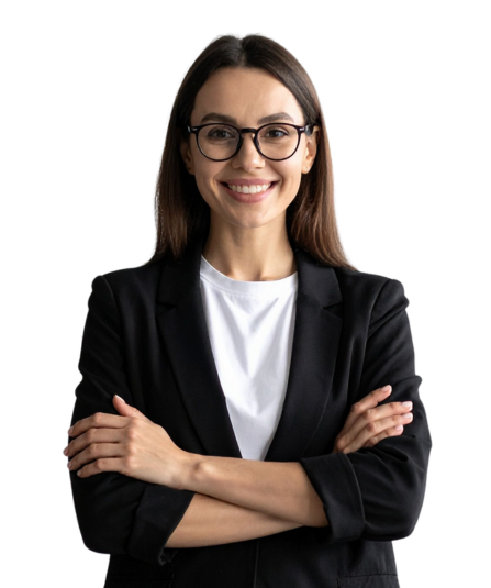 Retrato profissional de mulher empresária de braços cruzados em fundo neutro.